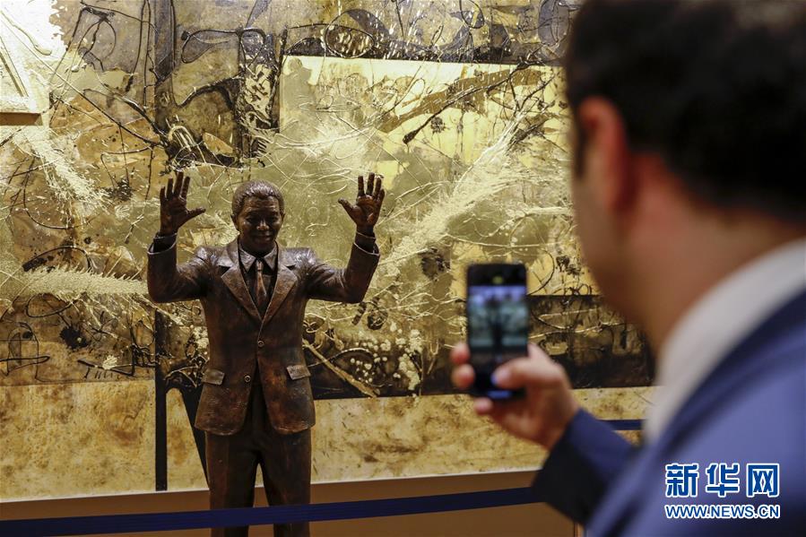 (国际)(3)联合国总部迎来南非前总统曼德拉像