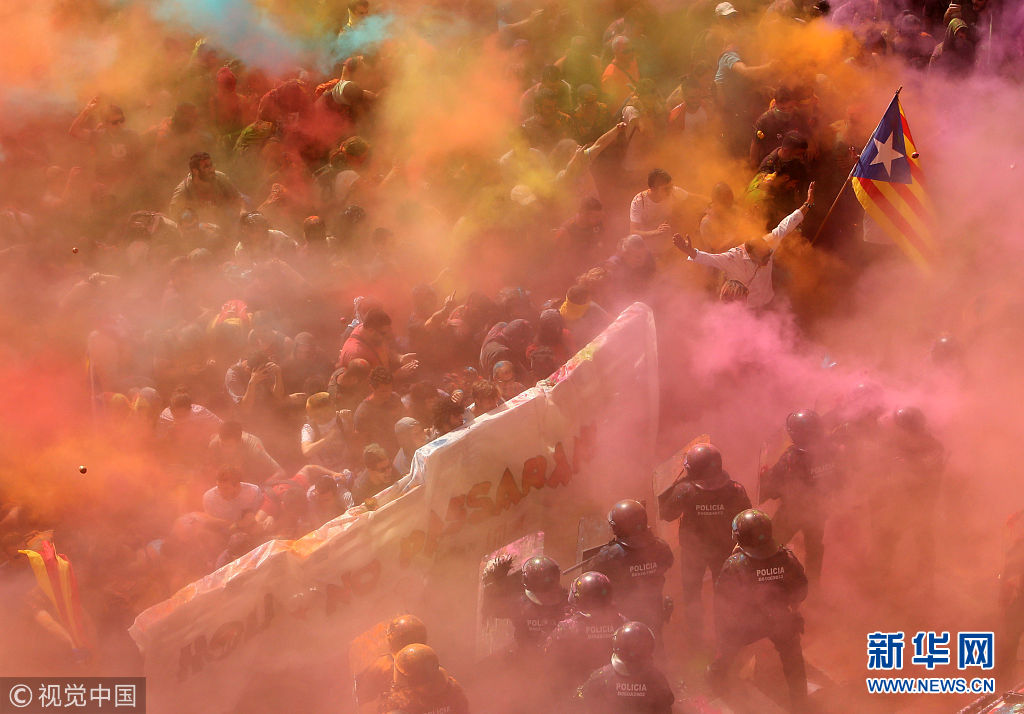 加泰罗尼亚分离主义者举行抗议 与警察发生冲