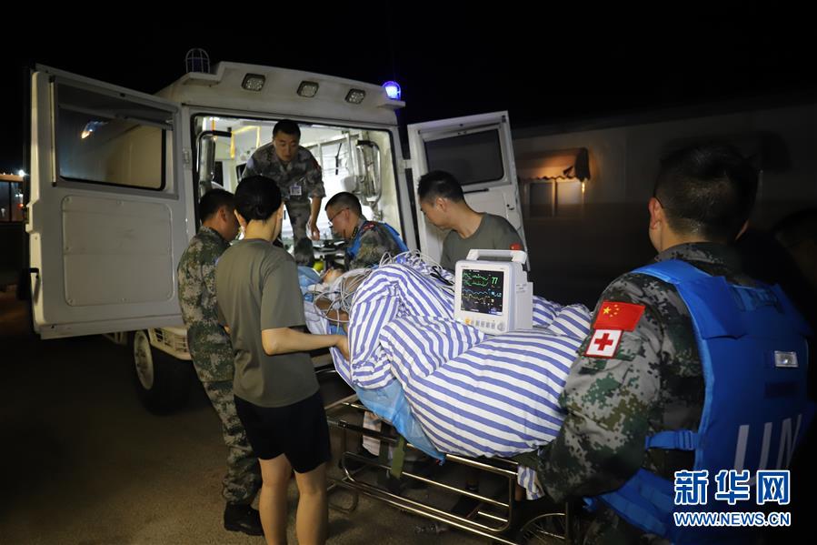 （国际·图文互动）（2）假日战备为和平——记中国赴黎巴嫩维和医疗分队与友军举行医疗救援演练