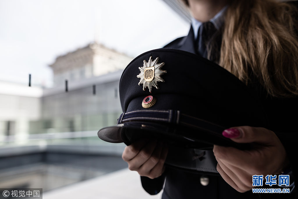 德国议会警察展示新款警服 花20年时间敲定