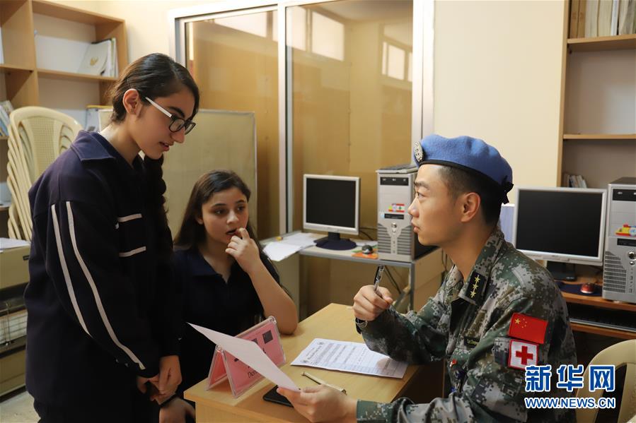 （新华网）（1）接力义诊　传递友谊&mdash;&mdash;记中国赴黎维和医疗分队在当地学校义诊