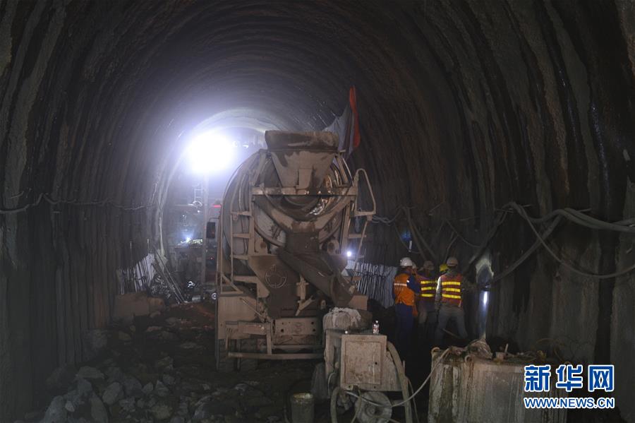 （国际）（1）中老铁路贯通首个超千米隧道