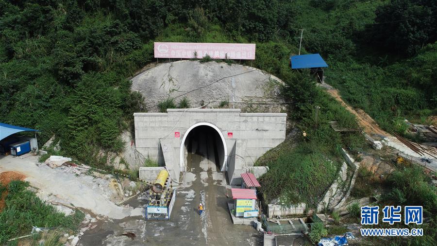 （国际）（4）中老铁路贯通首个超千米隧道