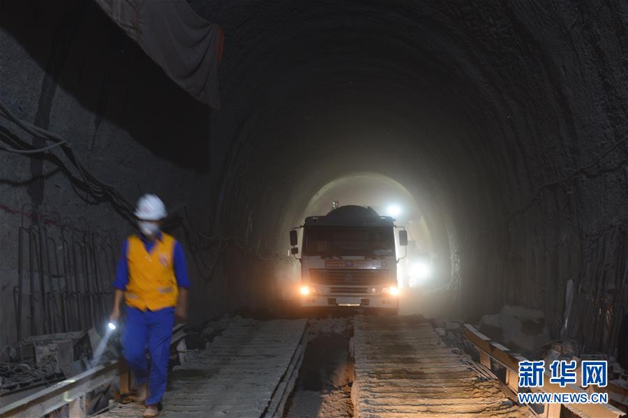 （国际）（5）中老铁路贯通首个超千米隧道