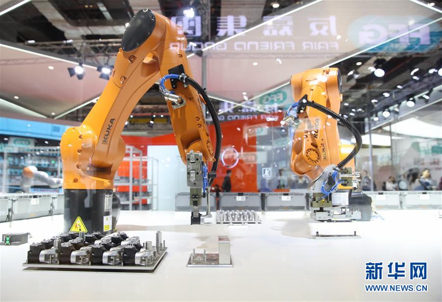(聚焦进口博览会·图文互动)(1)人工智能,快跑——揭秘进博会上“+AI”的国际范儿