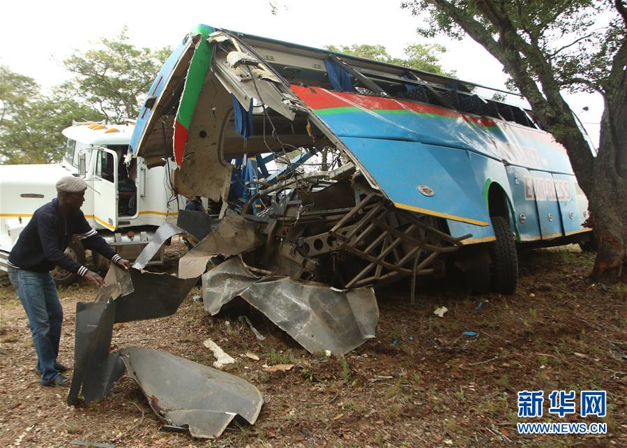 （国际）（2）津巴布韦两辆大巴相撞至少47人死亡