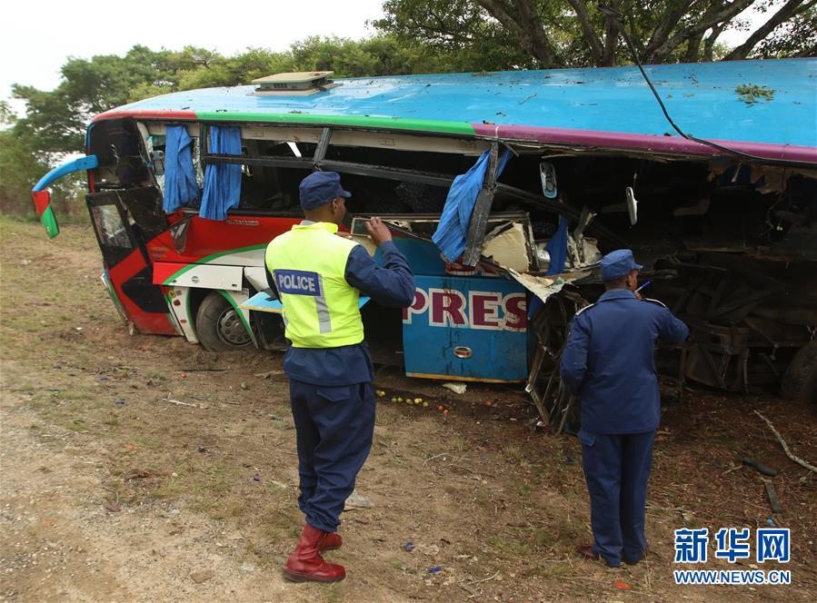 （国际）（4）津巴布韦两辆大巴相撞至少47人死亡