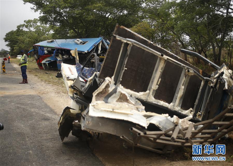 （国际）（5）津巴布韦两辆大巴相撞至少47人死亡