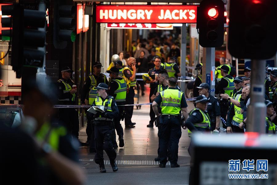 (国际)(1)澳大利亚墨尔本持刀伤人事件致一死两伤