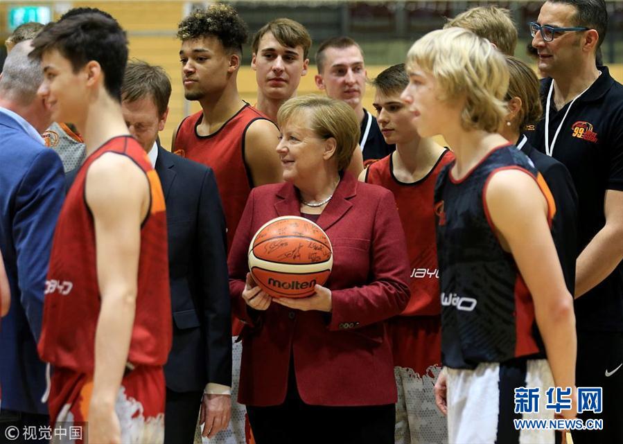 德国总理默克尔访问篮球队 获赠签名篮球