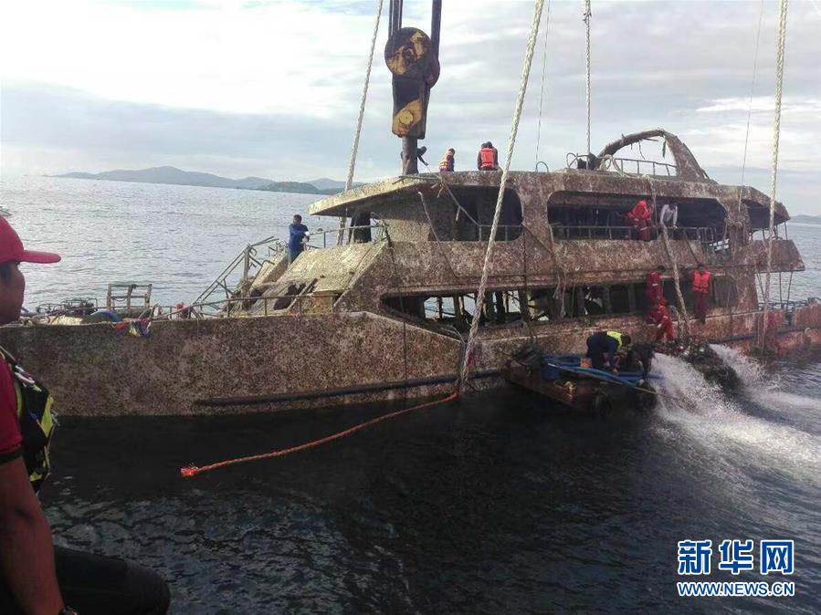 （國際）（1）泰國普吉傾覆沉沒的“鳳凰”號遊船打撈出水