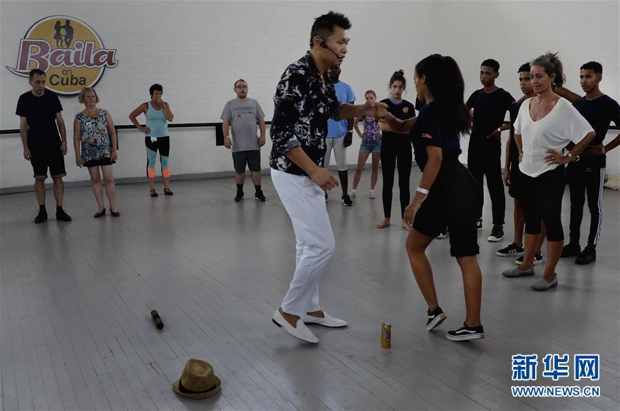 （国际&middot;图文互动）（1）&ldquo;萨尔萨是我一生的恋人&rdquo;&mdash;&mdash;记在古巴走红的中国舞者霍曜飞