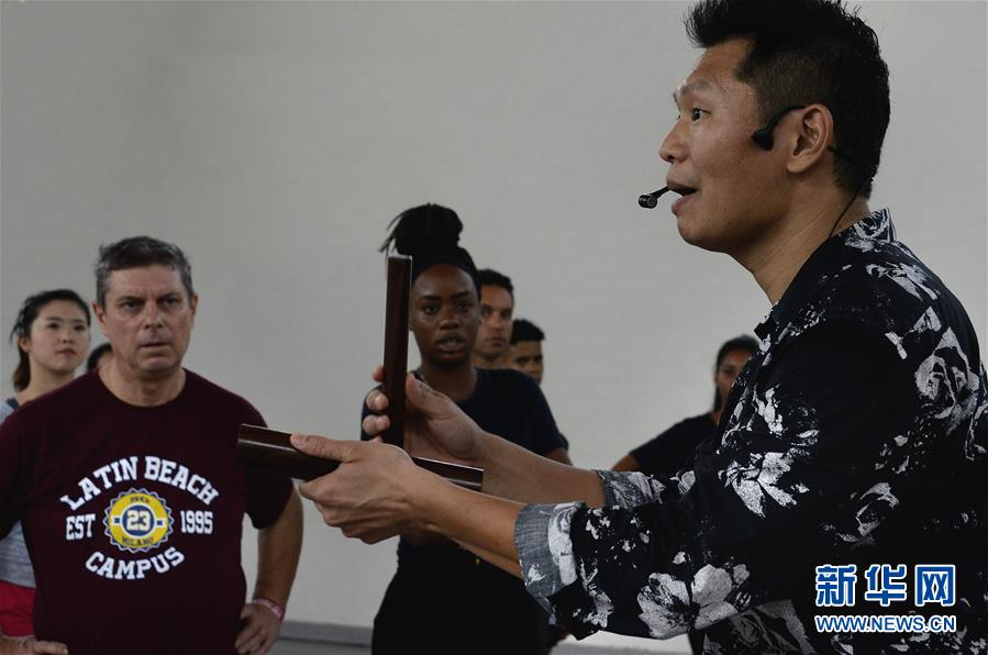 （国际&middot;图文互动）（4）&ldquo;萨尔萨是我一生的恋人&rdquo;&mdash;&mdash;记在古巴走红的中国舞者霍曜飞