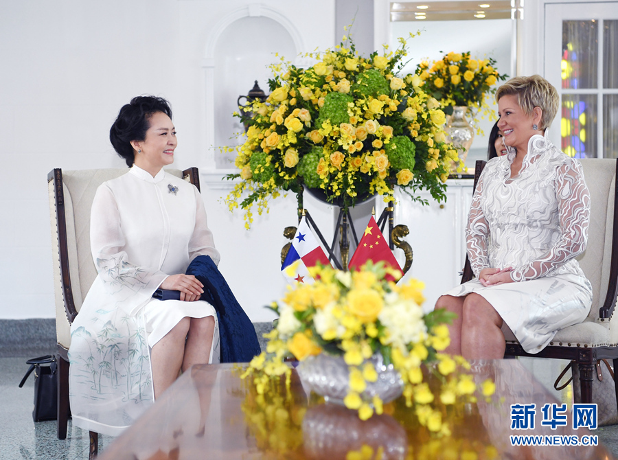 彭丽媛会见巴拿马总统夫人卡斯蒂略 并共同出席艾滋病防治公共宣传活动