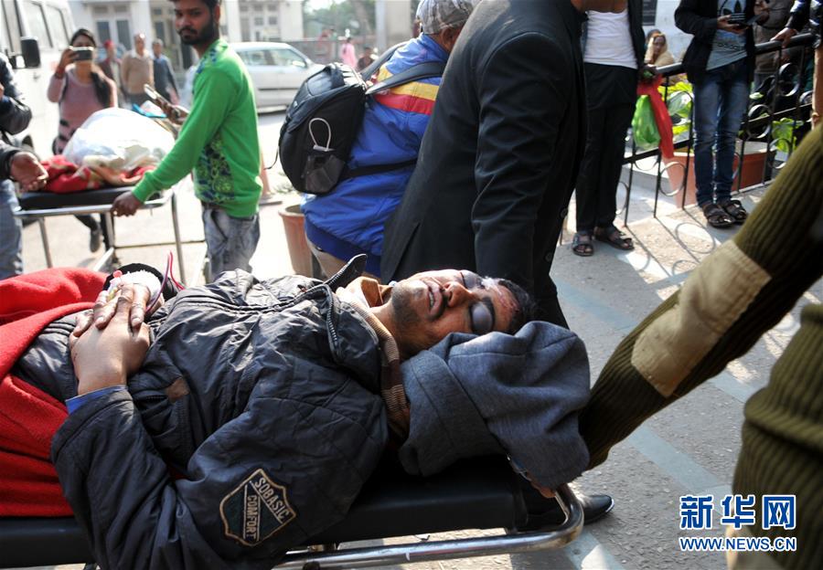 （国际）（1）印控克什米尔地区客车坠谷11人死亡