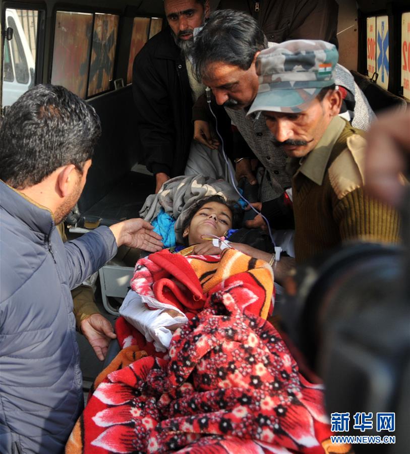 （国际）（2）印控克什米尔地区客车坠谷11人死亡