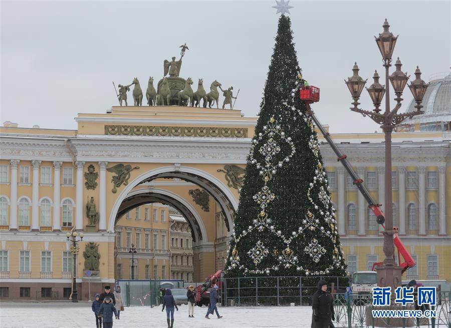 （XHDW）（1）圣彼得堡布置枞树迎接新年