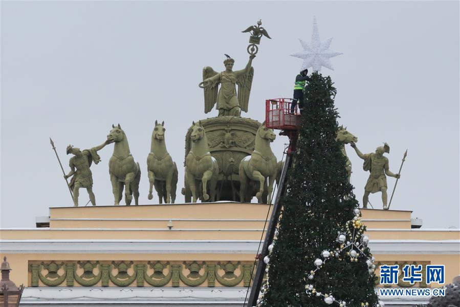 （XHDW）（2）圣彼得堡布置枞树迎接新年