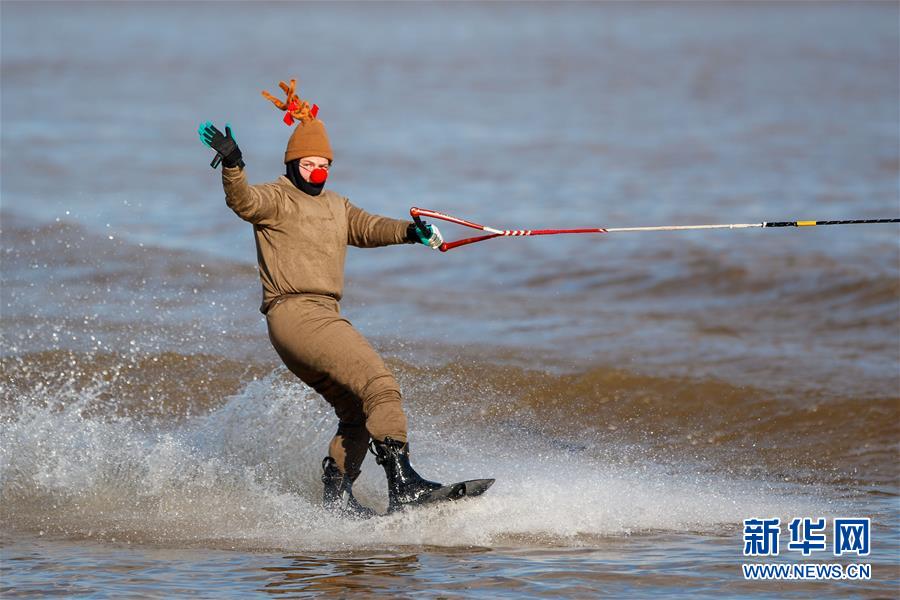 （XHDW）（4）&ldquo;圣诞老人&rdquo;滑水迎圣诞