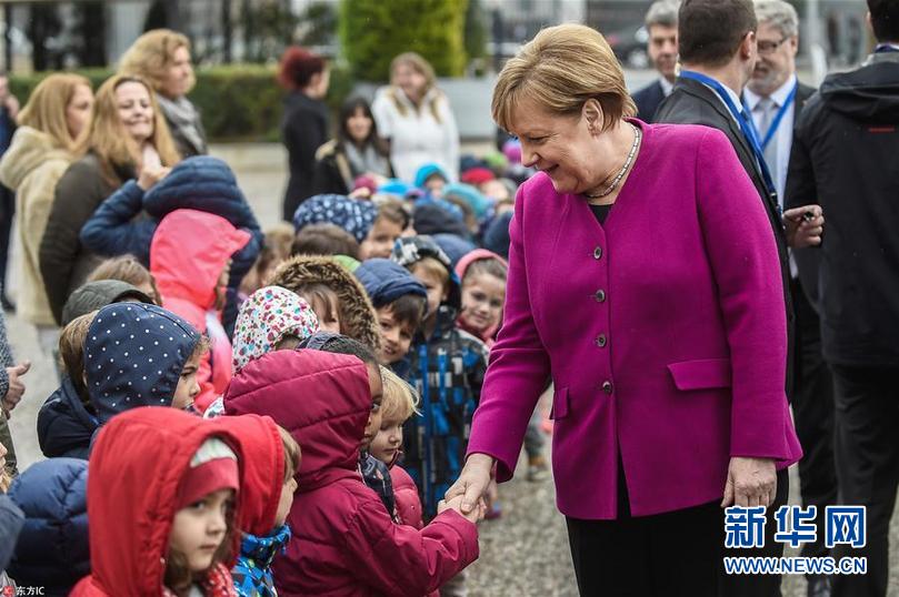 默克尔走访雅典德语学校 同萌娃握手画面超暖