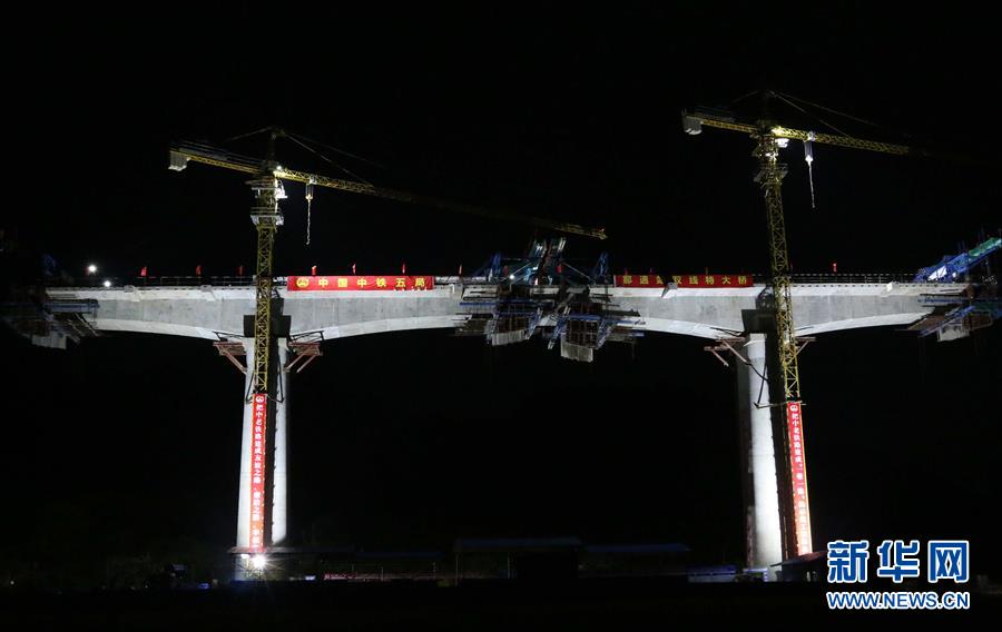 (XHDW)(1)中老铁路首联现浇连续梁成功合龙