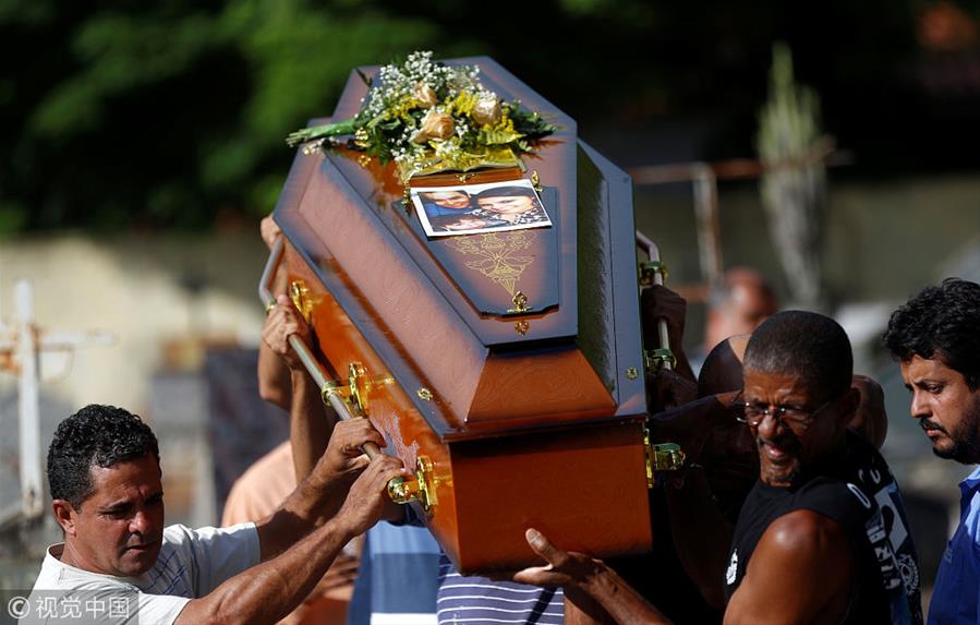 巴西:民众为矿坝溃坝事故遇难者举行葬礼