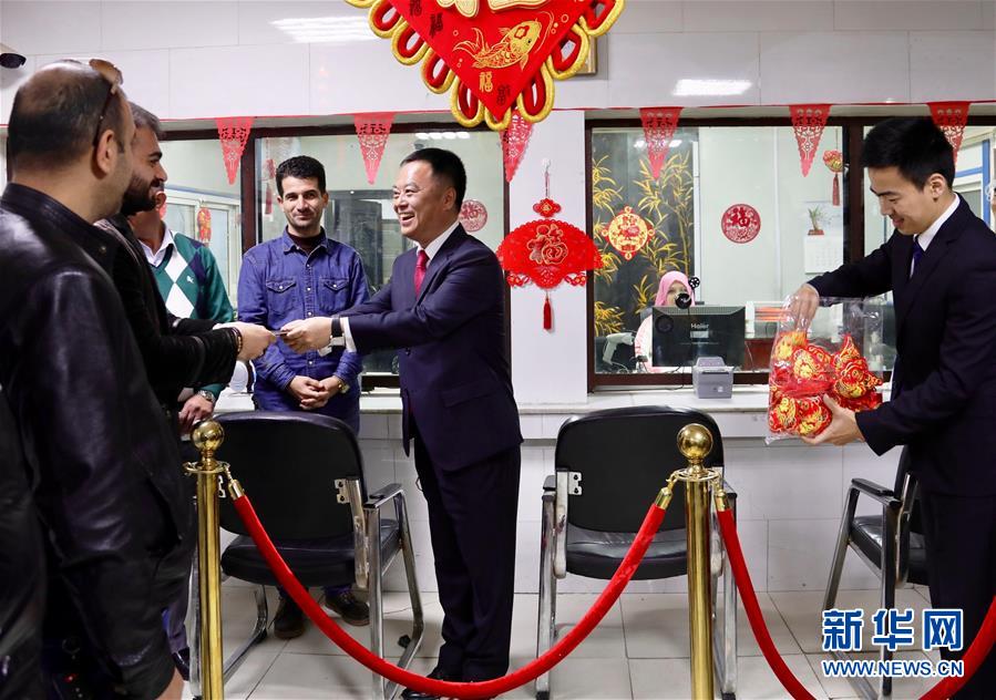 （国际·图文互动）（1）通讯：签证厅里的中国年——走进中国驻伊拉克大使馆领事部
