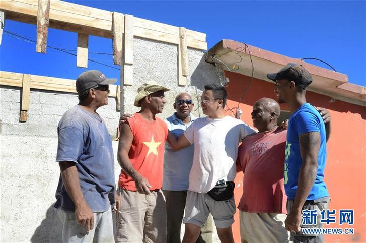 (国际·图文互动)(1)哈瓦那龙卷风灾区来了个“中国人”