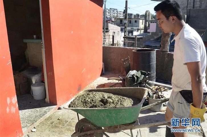 (国际·图文互动)(7)哈瓦那龙卷风灾区来了个“中国人”