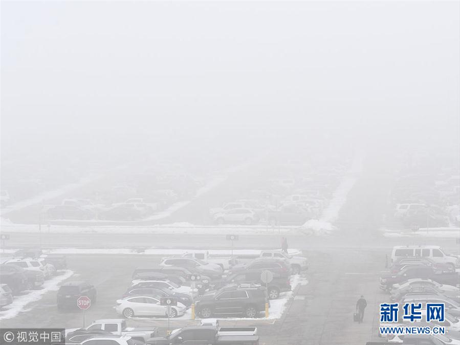 受大雾影响 美国丹佛国际机场航班延误