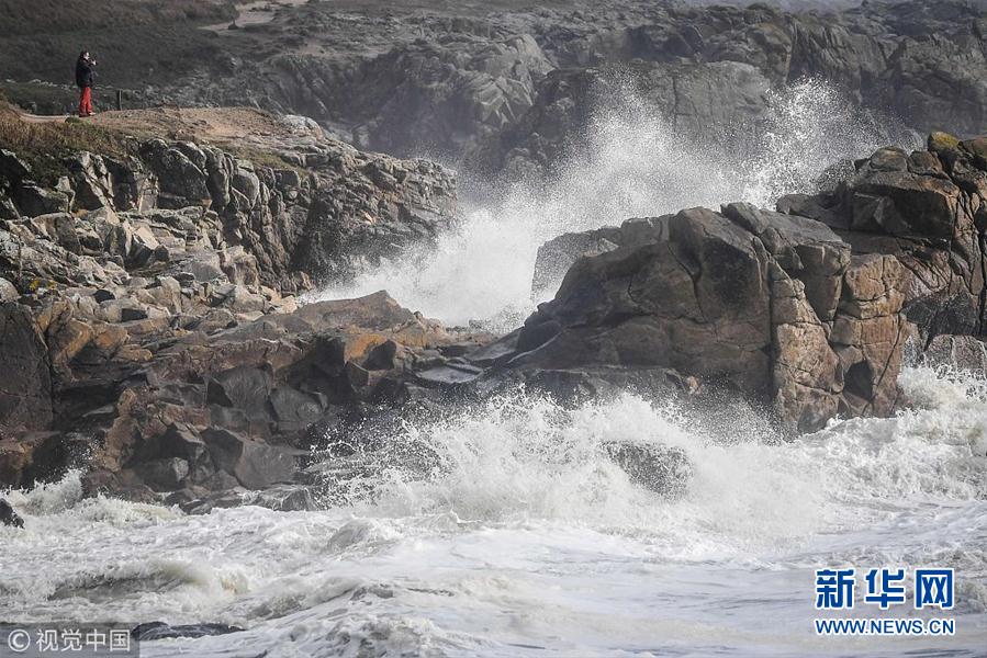 法国遭受强风侵袭 44省拉响风暴橙色警报