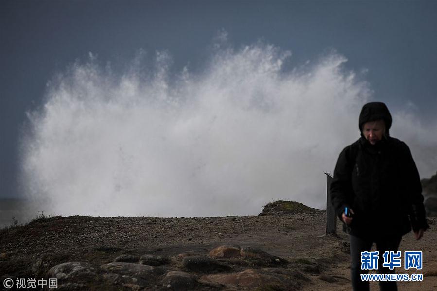 法国遭受强风侵袭 44省拉响风暴橙色警报