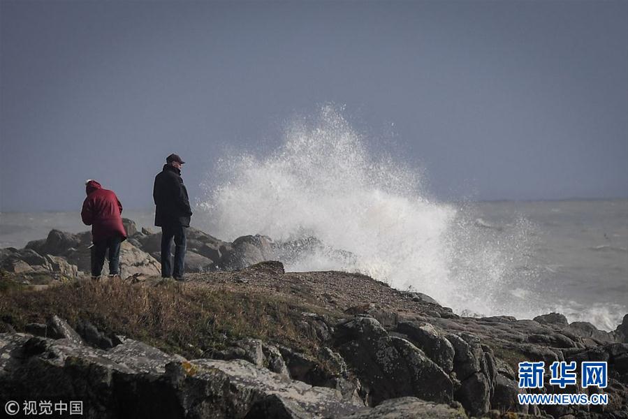 法国遭受强风侵袭 44省拉响风暴橙色警报