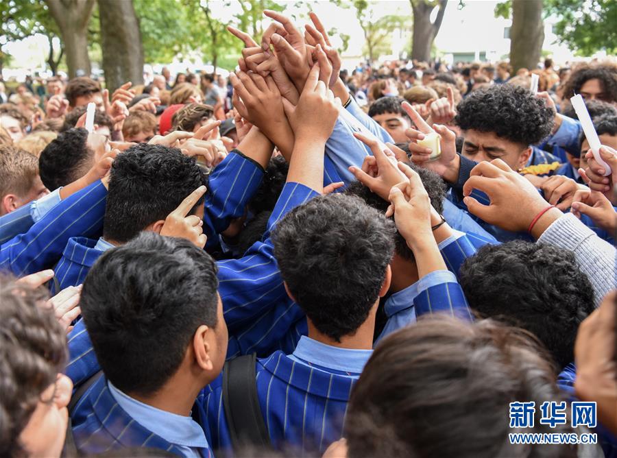 （国际）（3）新西兰克赖斯特彻奇学生悼念恐袭案死难者