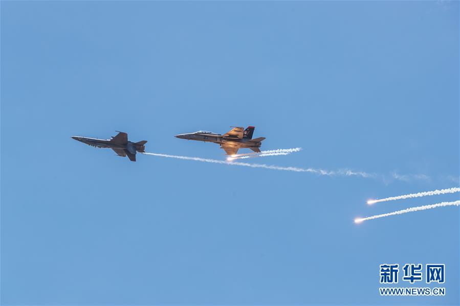 （国际）（1） 兰卡威海空展上演&ldquo;空中芭蕾&rdquo;