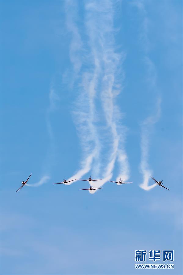（国际）（2） 兰卡威海空展上演&ldquo;空中芭蕾&rdquo;