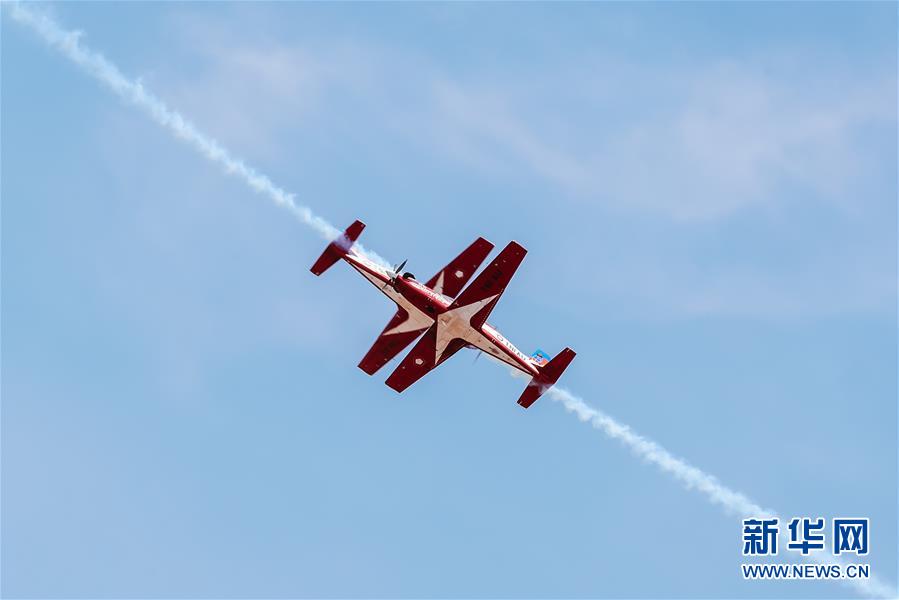（国际）（3） 兰卡威海空展上演&ldquo;空中芭蕾&rdquo;