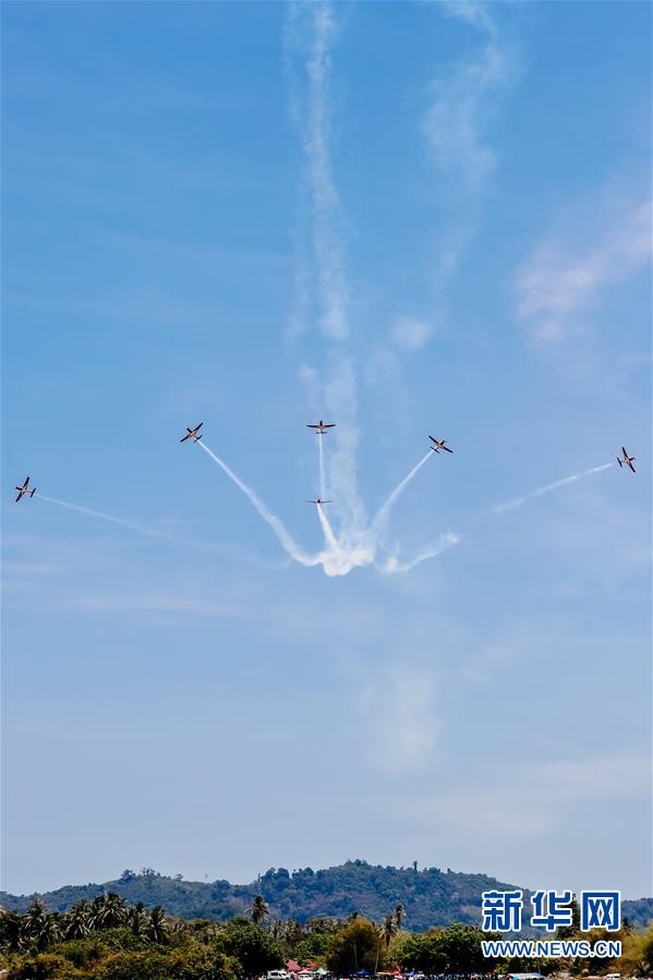 （国际）（4） 兰卡威海空展上演&ldquo;空中芭蕾&rdquo;