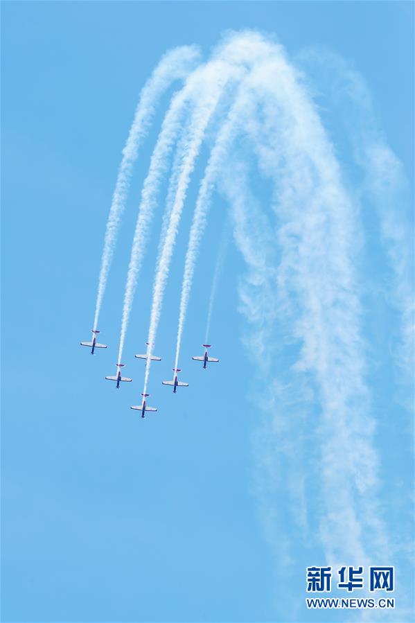 （国际）（5） 兰卡威海空展上演&ldquo;空中芭蕾&rdquo;