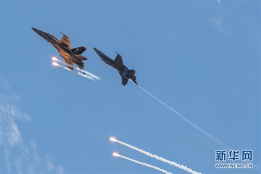 （国际）（7） 兰卡威海空展上演&ldquo;空中芭蕾&rdquo;