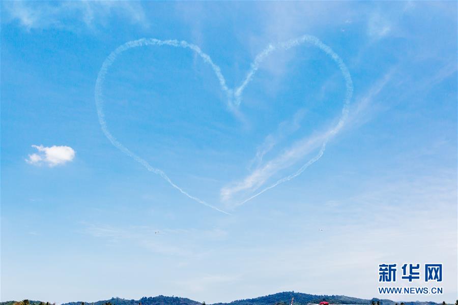 （国际）（8） 兰卡威海空展上演&ldquo;空中芭蕾&rdquo;