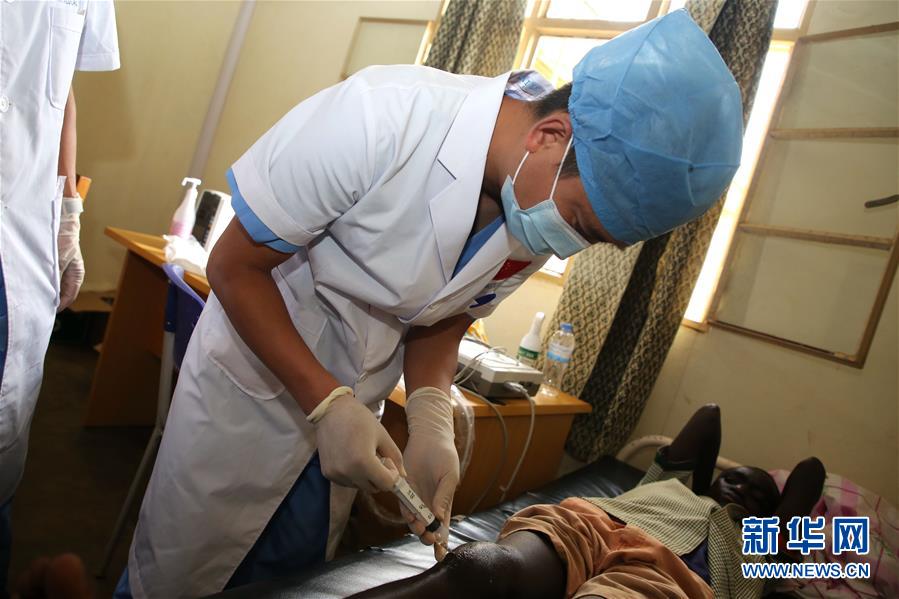 （国际&middot;图文互动）（3）&ldquo;中国医生帮我们治愈了其他医生无法治好的疾病&rdquo;&mdash;&mdash;记中国医疗队为卢旺达贫民义诊活动