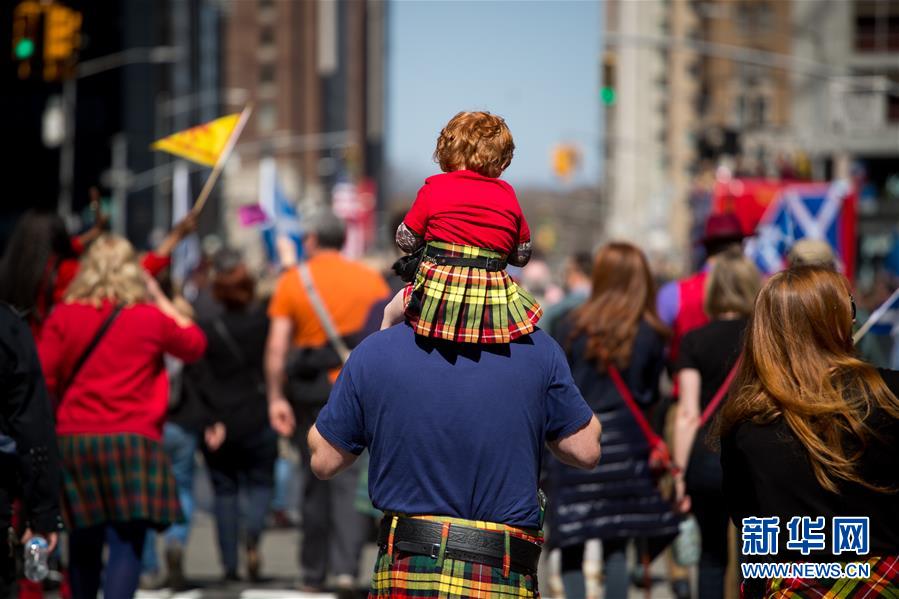 （国际）（1）纽约举行&ldquo;花格子呢日&rdquo;游行 