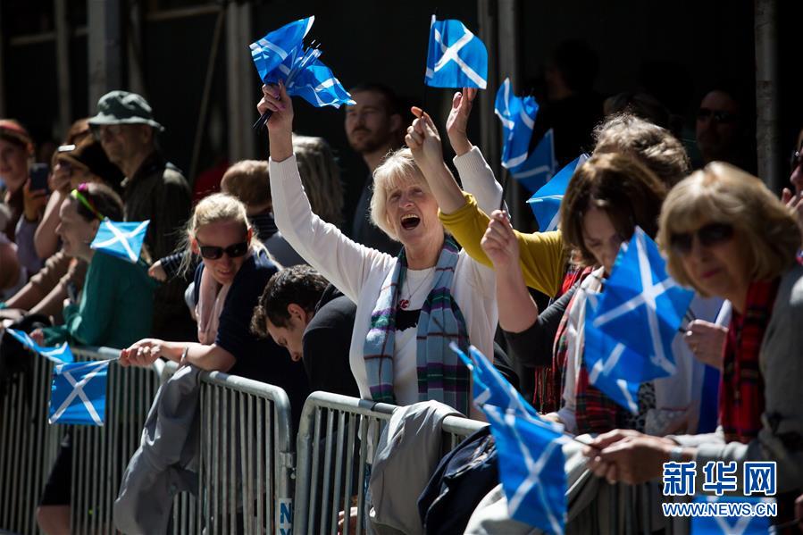 （国际）（2）纽约举行&ldquo;花格子呢日&rdquo;游行 