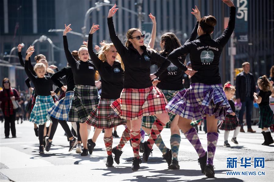（国际）（3）纽约举行&ldquo;花格子呢日&rdquo;游行 