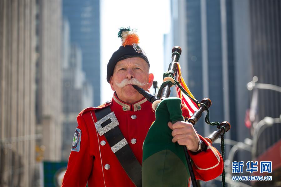 （国际）（4）纽约举行&ldquo;花格子呢日&rdquo;游行 
