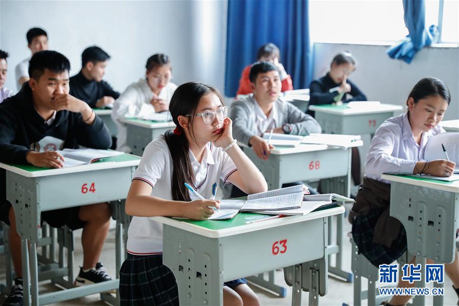 （国际&middot;图文互动）（5）通讯：一所搭建中老友谊之桥的学校