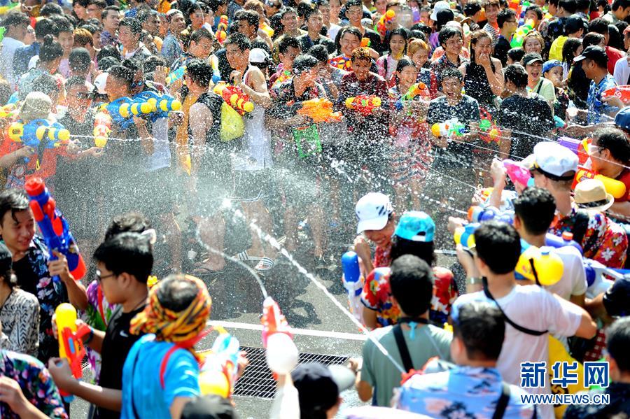 （国际）（1）泰国民众泼水庆祝宋干节