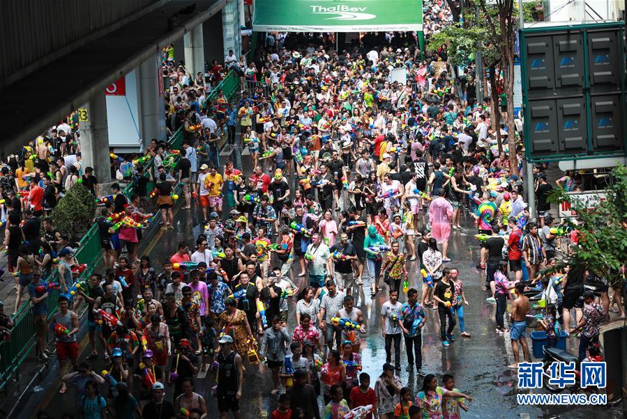 （国际）（3）泰国民众泼水庆祝宋干节