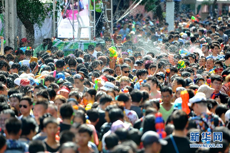 （国际）（5）泰国民众泼水庆祝宋干节